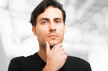 Yakışıklı genç adam.