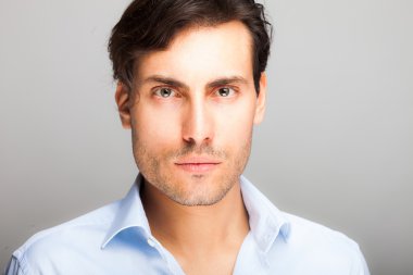 Yakışıklı genç adam.