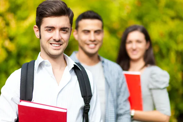 Utomhus porträtt av en leende studenter — Stockfoto