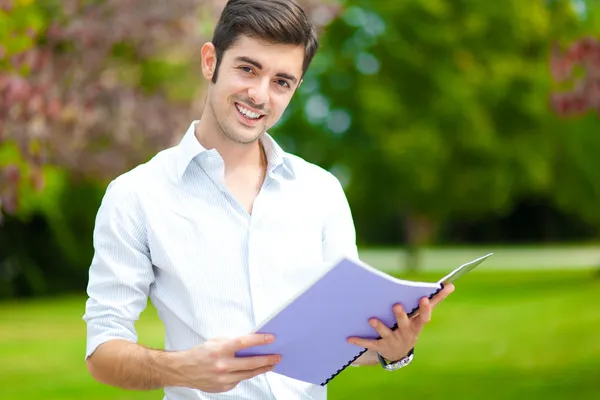 Student som läser en bok i parken — Stockfoto