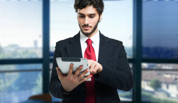 Hombre usando una tableta digital — Foto de Stock