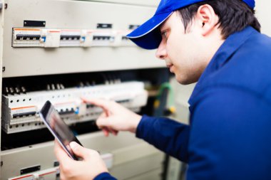 iş yerinde elektrikçi