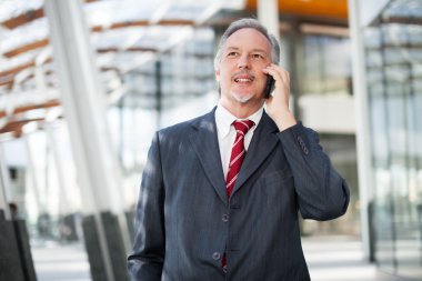 Cep telefonu kullanan bir iş adamı.