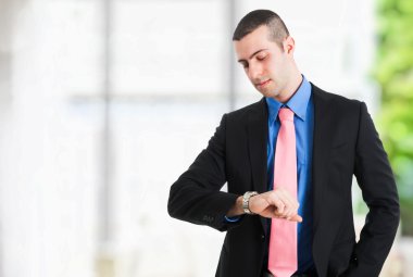 İş adamı saatini kontrol ediyor.