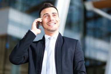 İş adamı telefonda konuşuyor.