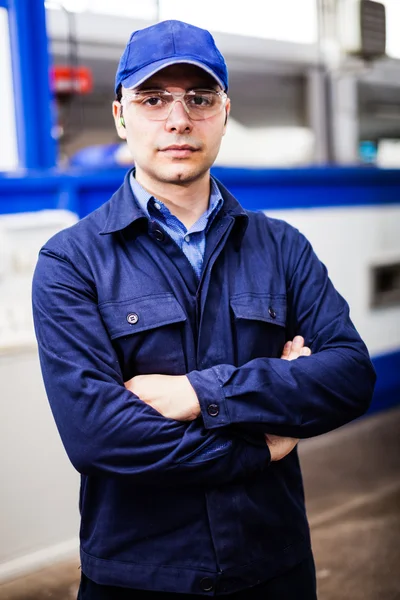 Portret van een arbeider in een fabriek — Stockfoto