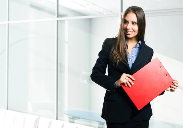 Mujer sosteniendo un portapapeles — Foto de Stock