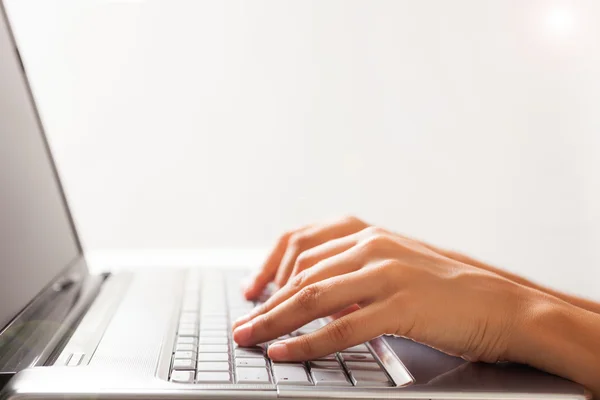 Vrouw met een laptop — Stockfoto