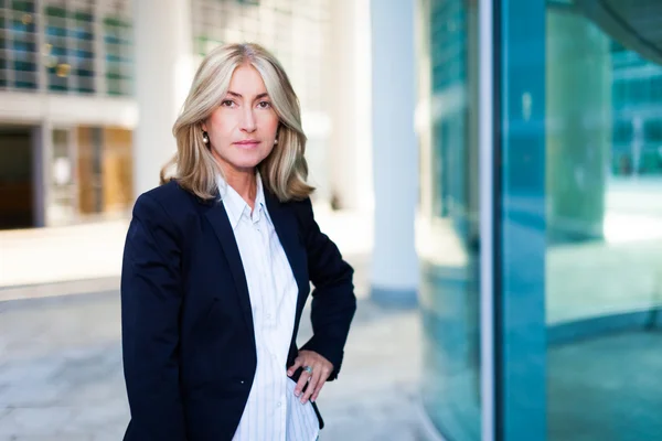 Businesswoman in an urban environment — Stock Photo, Image