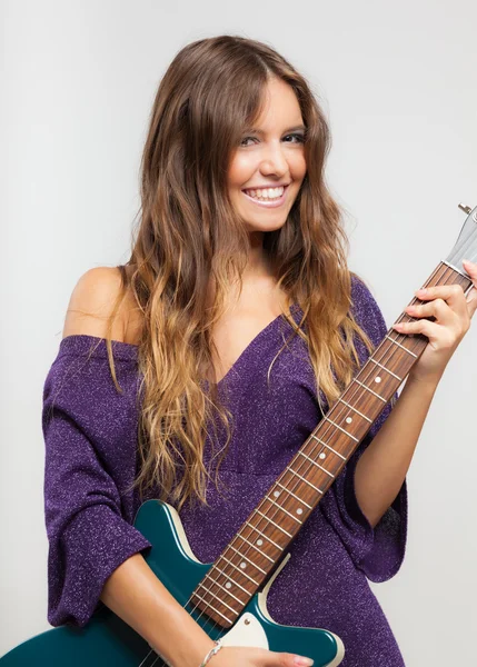 इलेक्ट्रिक गिटार खेळत तरुण स्त्री — स्टॉक फोटो, इमेज