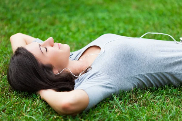 Relaxado Mulher Ouvindo Música — Fotografia de Stock