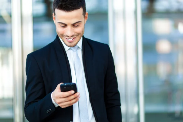 Jonge zakenman gebruikend zijn smartphone — Stockfoto
