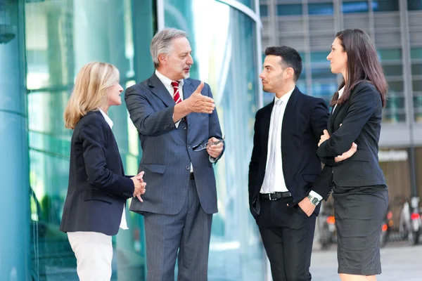Business partners talking in an urban setting — Stock Photo, Image