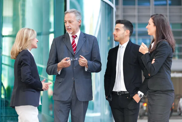 Zakelijke partners praten in een stedelijke omgeving — Stockfoto