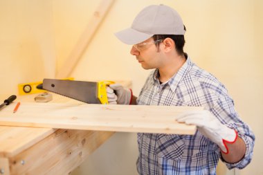 iş yerinde bir marangoz