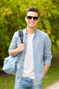 gülümseyen bir öğrenci portresi