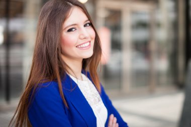 şehirde gülümseyen kadın