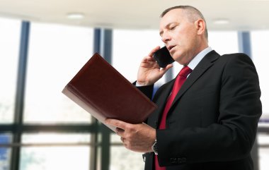 İş adamı telefonda konuşuyor.