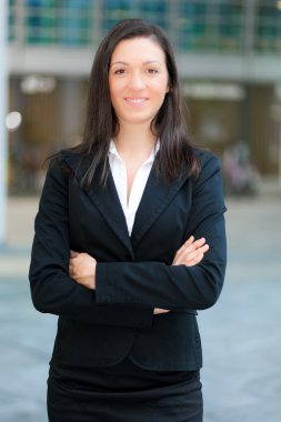 modern ve kentsel bir ortamda güzel iş kadını