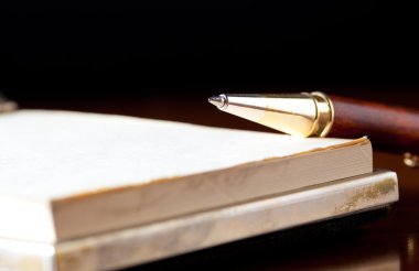 klas kalem defter üzerinde yalan