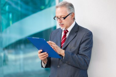 tablet ile üst düzey iş adamı