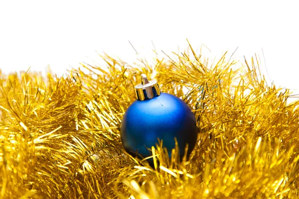 Blauwe bal met het Kerstmis op een gouden decoratie — Stockfoto