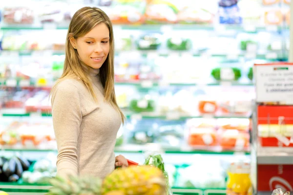 スーパーでの女性の買い物 — ストック写真