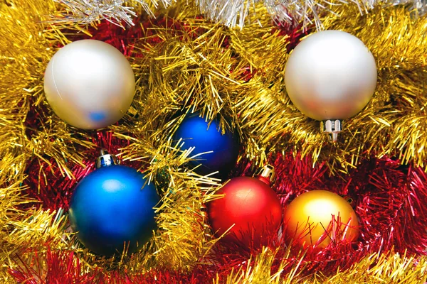 Kerstballen op een gouden decoratie — Stockfoto