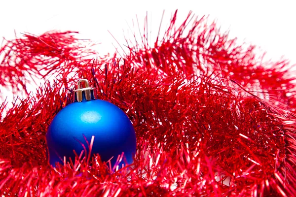 Μπλε Χριστουγεννιάτικη μπάλα στο κόκκινο διακόσμηση — Φωτογραφία Αρχείου
