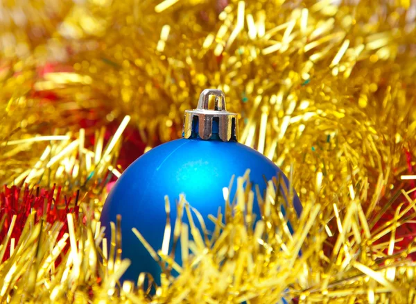 Blauwe bal met het Kerstmis op een gouden decoratie — Stockfoto