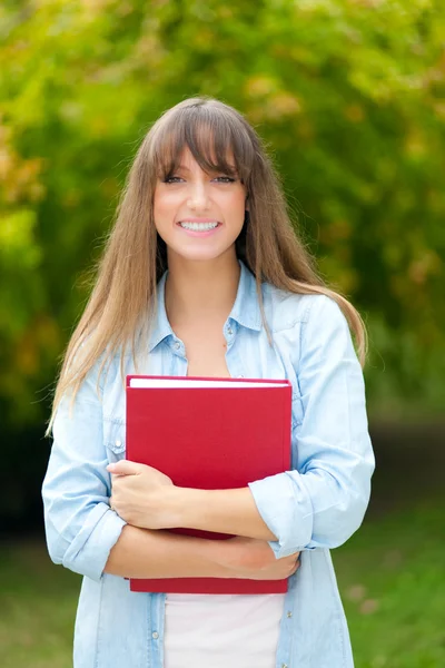 Portret piękną studentkę uśmiechający się — Zdjęcie stockowe