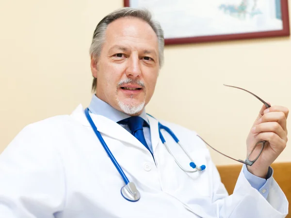 Retrato médico en su estudio — Foto de Stock