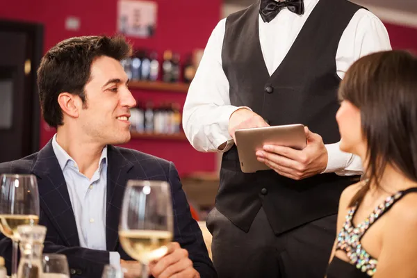 Kelner przy użyciu cyfrowego tabletu — Zdjęcie stockowe