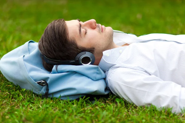 Muž odpočívat na trávě — Stock fotografie