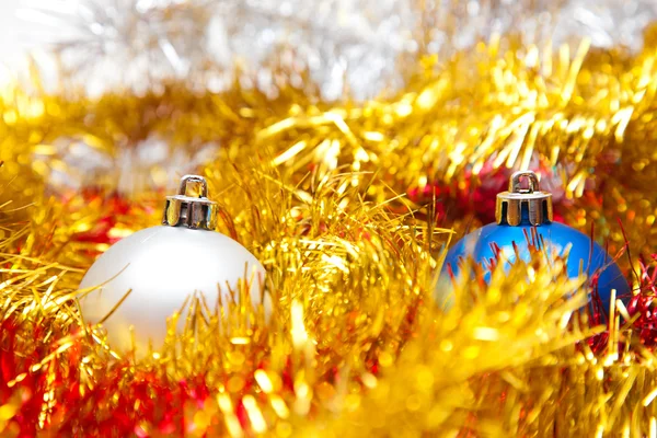 Julgranskulor på en gyllene dekoration — Stockfoto