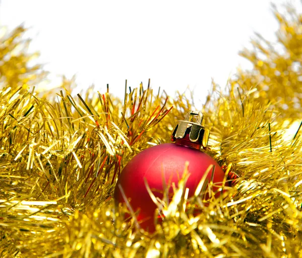 Bola de Natal vermelho em uma decoração dourada — Fotografia de Stock