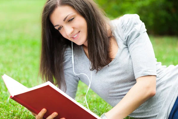 Woman relaxing in a park — Stock Photo, Image