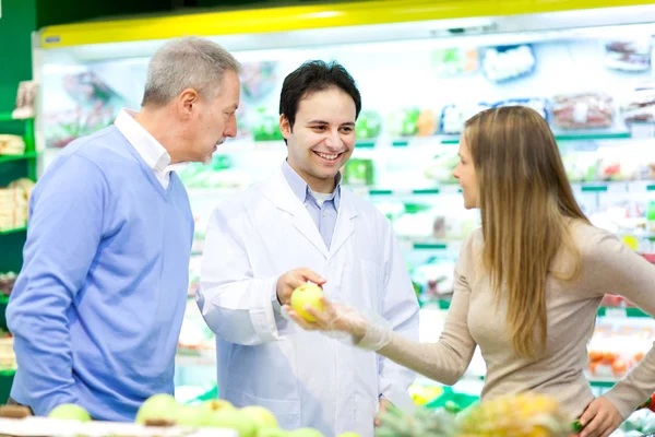 Les gens qui font du shopping dans un supermarché — Photo