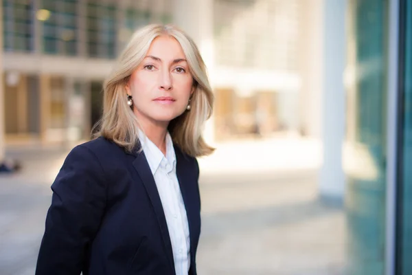 Business woman outdoors — Stock Photo, Image