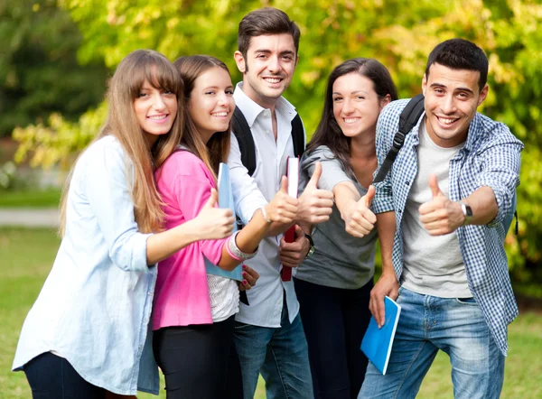 Skupina studentů s palcem nahoru — Stock fotografie
