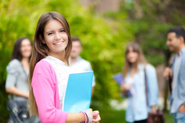 Portret piękną studentkę uśmiechający się — Zdjęcie stockowe