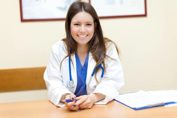 Giovane medico femminile nel suo studio — Foto Stock