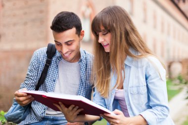 arkadaşlar birlikte kitap okuma