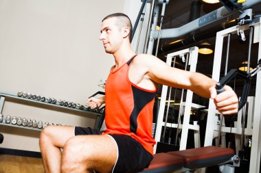 Spor salonunda çalışan bir adam.