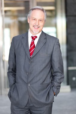 Cepleri dolu bir iş adamı.