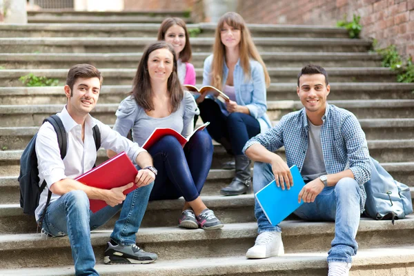 Studenti sedí na schodech — Stock fotografie