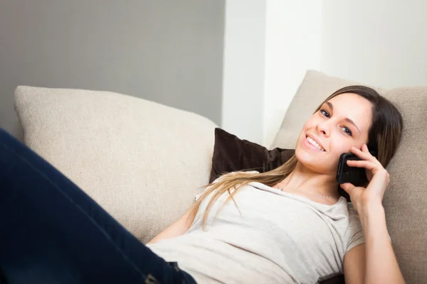 Vrouw met behulp van een mobiele telefoon — Stockfoto