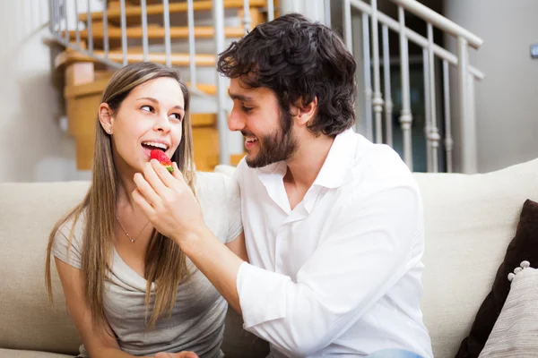 Casal comendo morangos — Fotografia de Stock