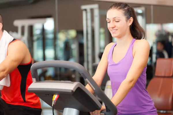 Vrouw opleiding in een sportschool — Stockfoto