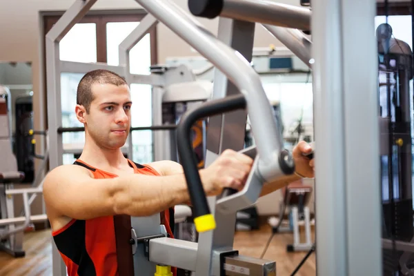 Entrenamiento de hombre en un gimnasio —  Fotos de Stock